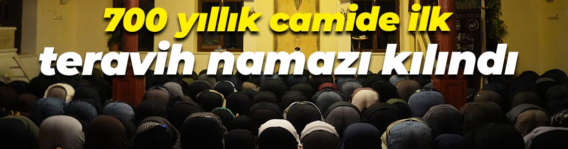 700 yıllık camide ilk teravih namazı kılındı