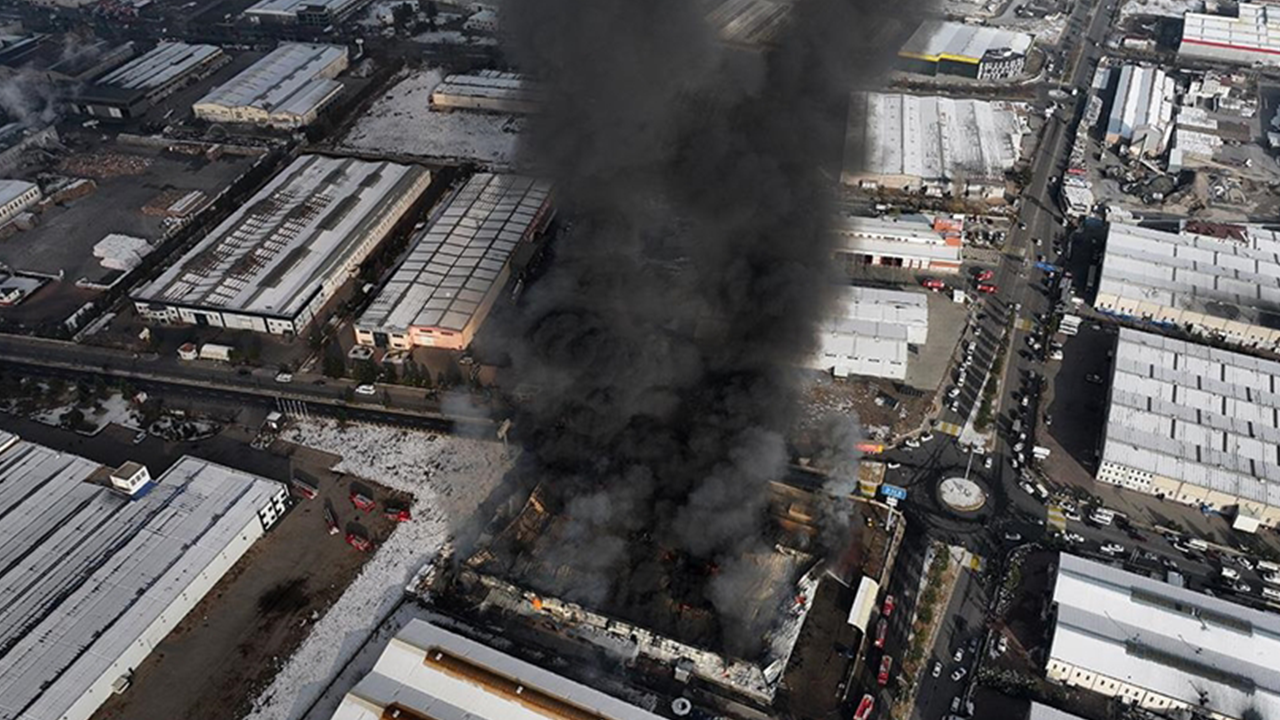 Kayseri'de yangın: Mobilya fabrikası alevlerin esiri oldu