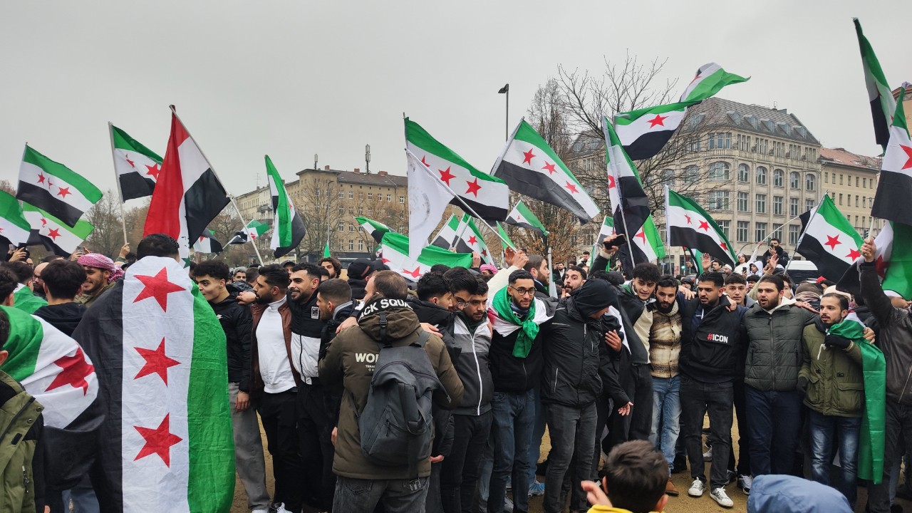 Berlin sokakta! Esad rejiminin devrilmesi kutlandı
