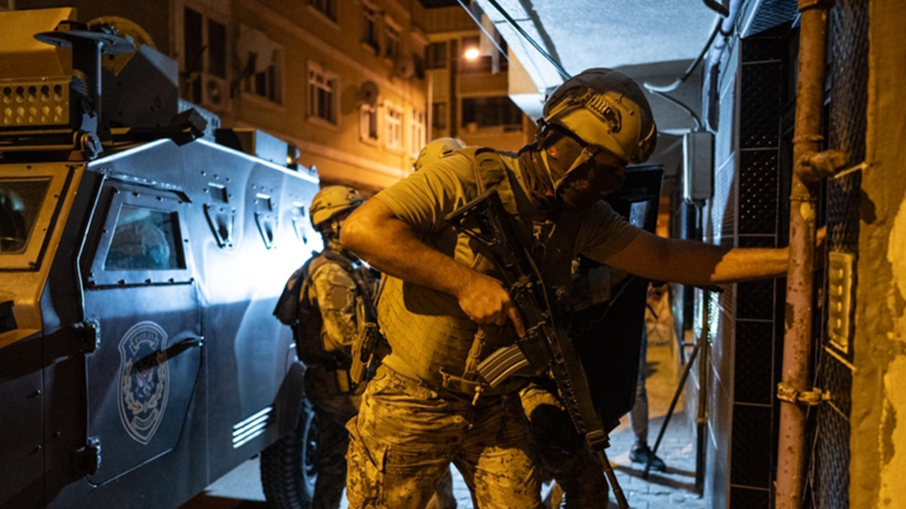 İzmir'de yasa dışı silah ticareti operasyonu!