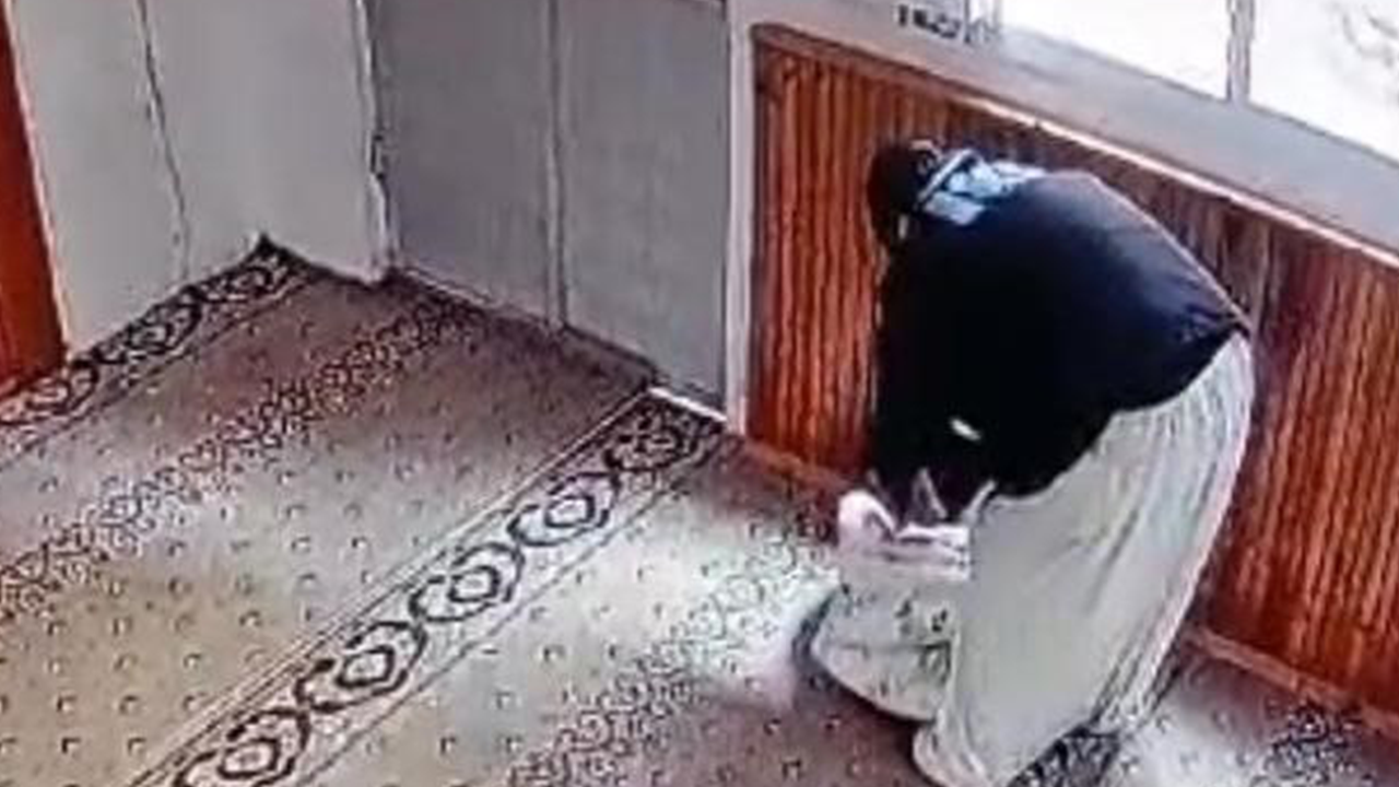 Mersin'de hırsızlık yapmak için camiye girdi! O anlar kamerada