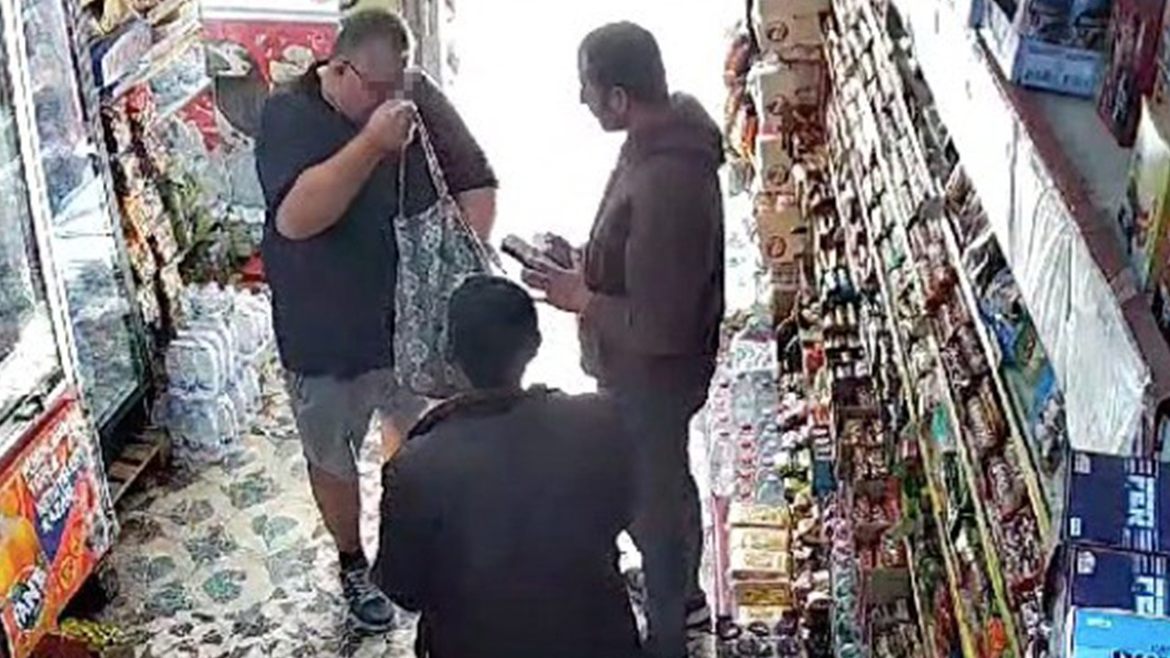 İşyeri sahibi namaz kılarken Alman turist çantasını doldurdu
