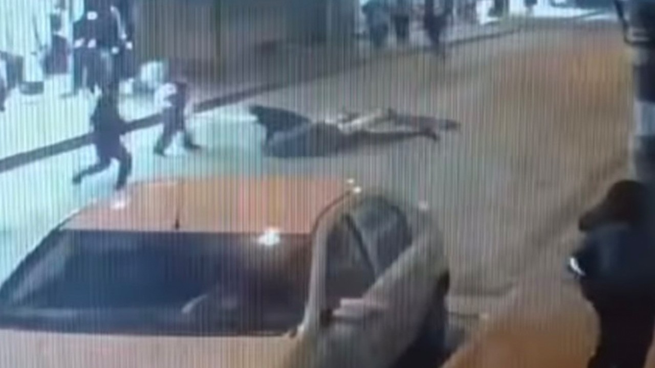 4 genç scooterda dengesini kaybederek düşüp yaralandı