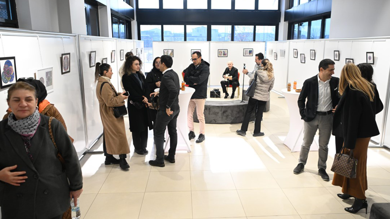 Kartepe Belediyesi'nden 'Geçmişten Geleceğe Sevgi' sergisi! Mustafa Kocaman'da katıldı