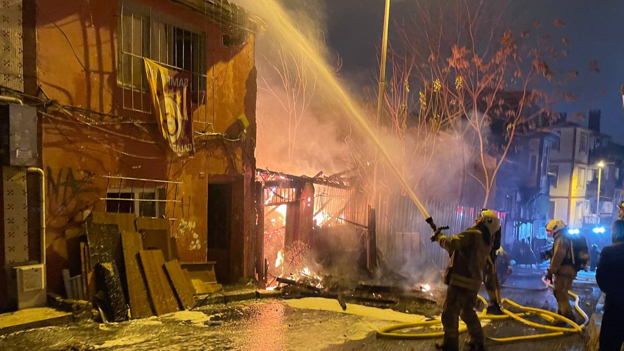 İstanbul'da yangın: Alevlere teslim oldu!