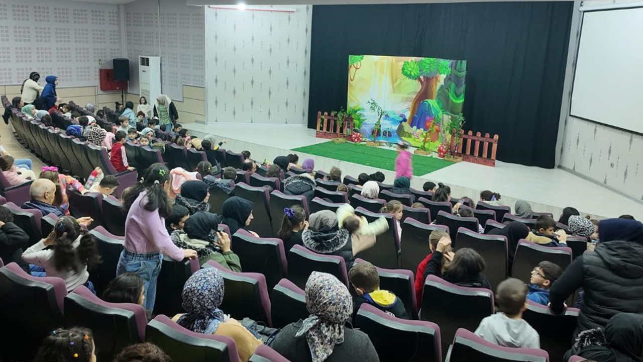 Çocuklar 2024'e tiyatroyla veda etti