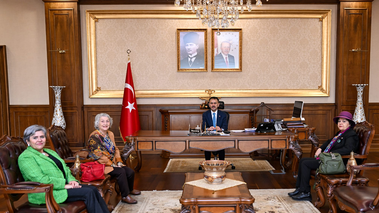 Kadın ve Mücadele Derneği Başkanı Emine Özcan'dan İlhami Aktaş'a ziyaret