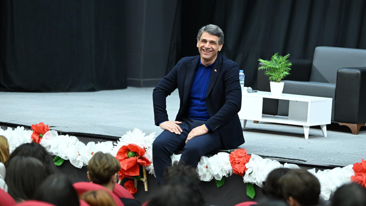 Mustafa Kocaman gençlerle bir arada! Kocaeli Güzel Sanatlar Lisesi'ni ziyaret etti