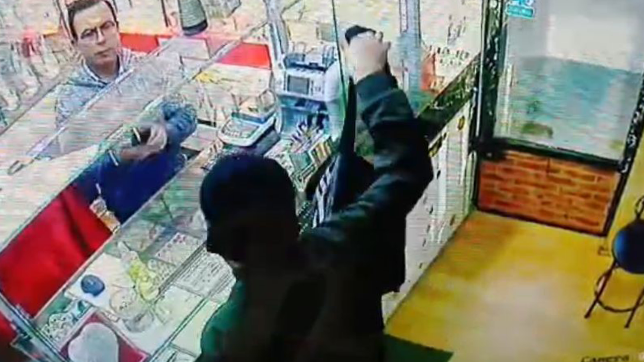 Oyuncak silahla kuyumcu soymaya çalışırken dayak yedi