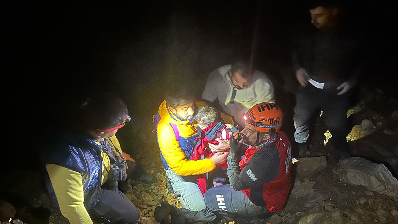 Antalya'da küçük kız çocuğu misafirliğe geldiği evin önünden kayboldu