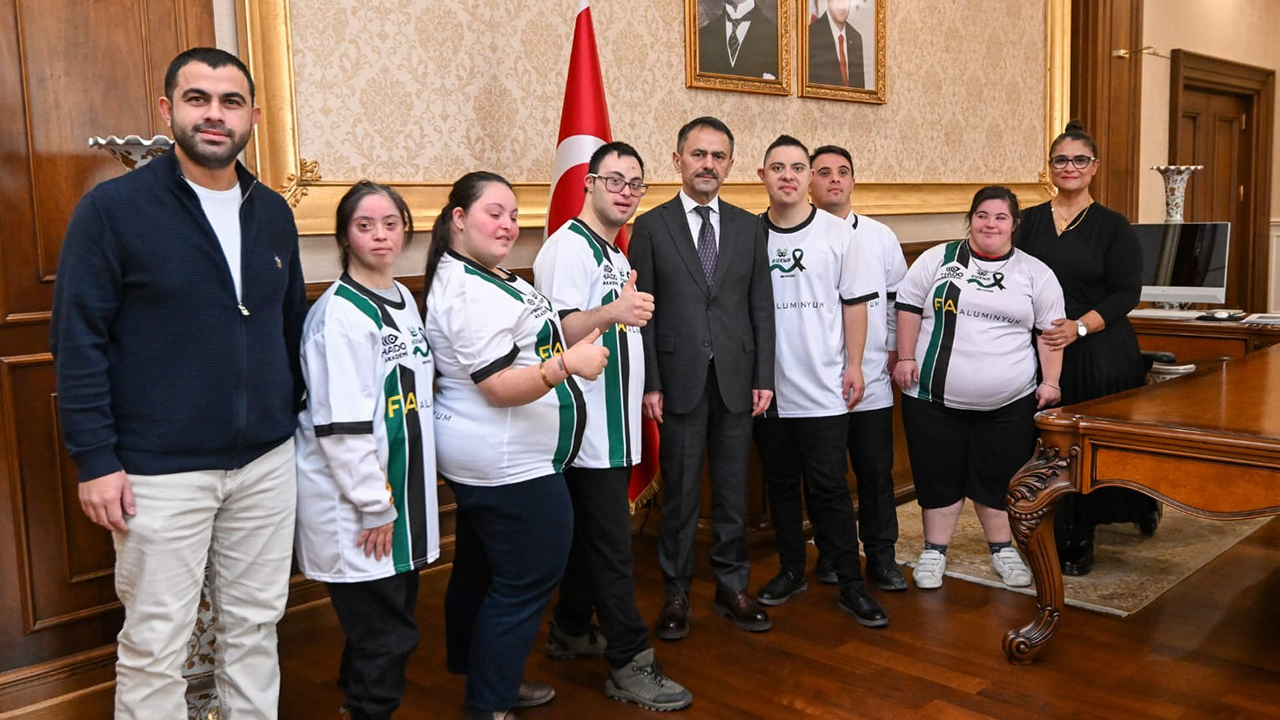 İlhami Aktaş'a anlamlı ziyaret! Gölcük Down Sendromlular Derneği'ni ağırladı