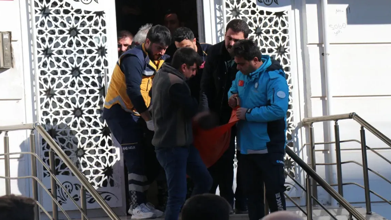 Cinnet geçiren anne 2 kızını öldürüp intihar etti!