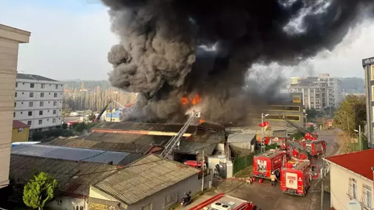 İstanbul'da yangın: Lastik fabrikası alevlere teslim oldu!