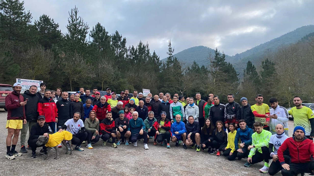 78 yaşındaki sporcu, 15 kilometrelik parkuru 1 saat 40 dakikada tamamladı