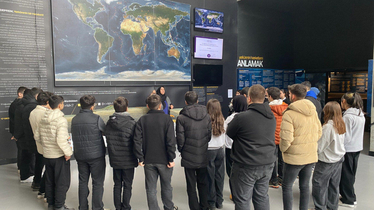 Gençler 17 Ağustos Deprem Anma ve Farkındalık Müzesini ziyaret etti
