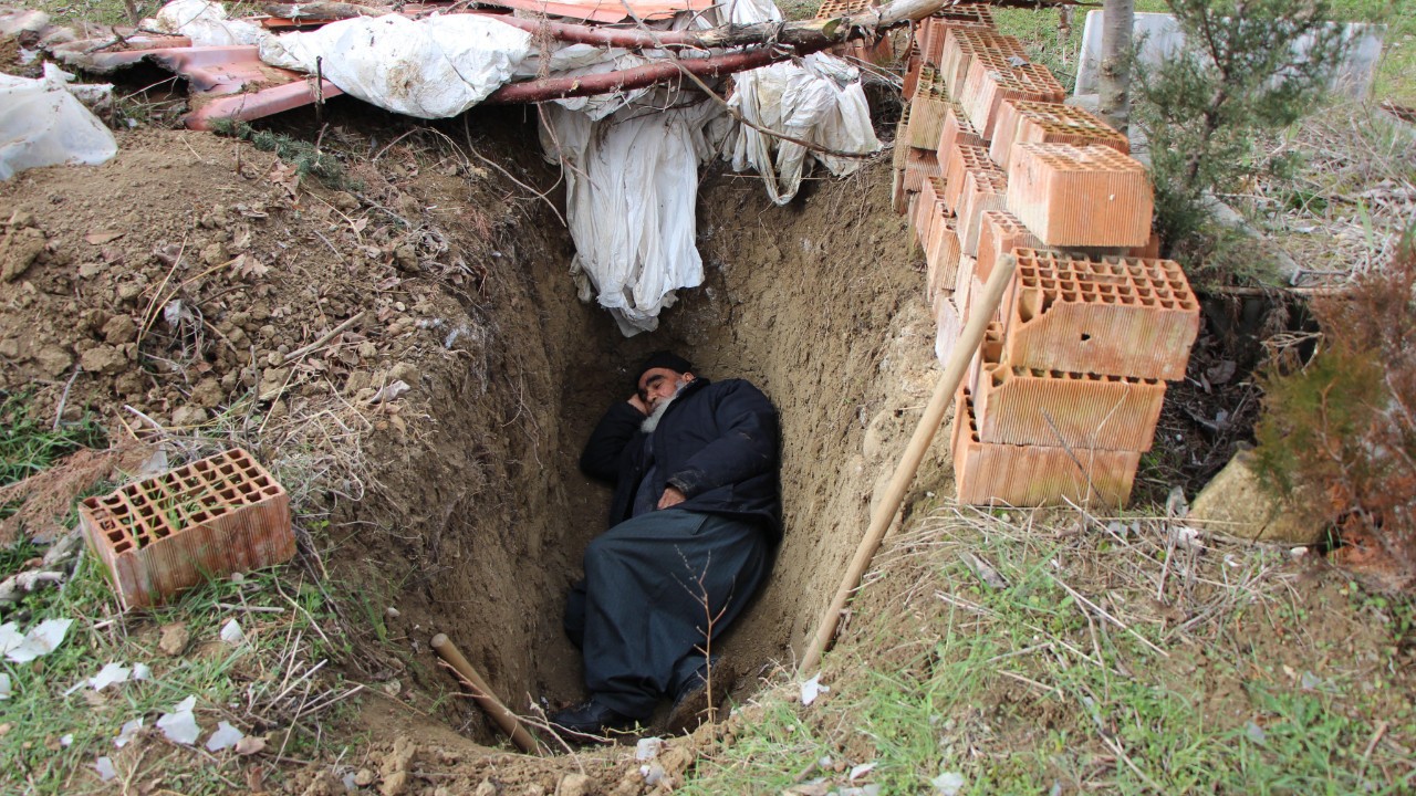 Ölmeden kazdığı mezarına geceleri girip yatıyor