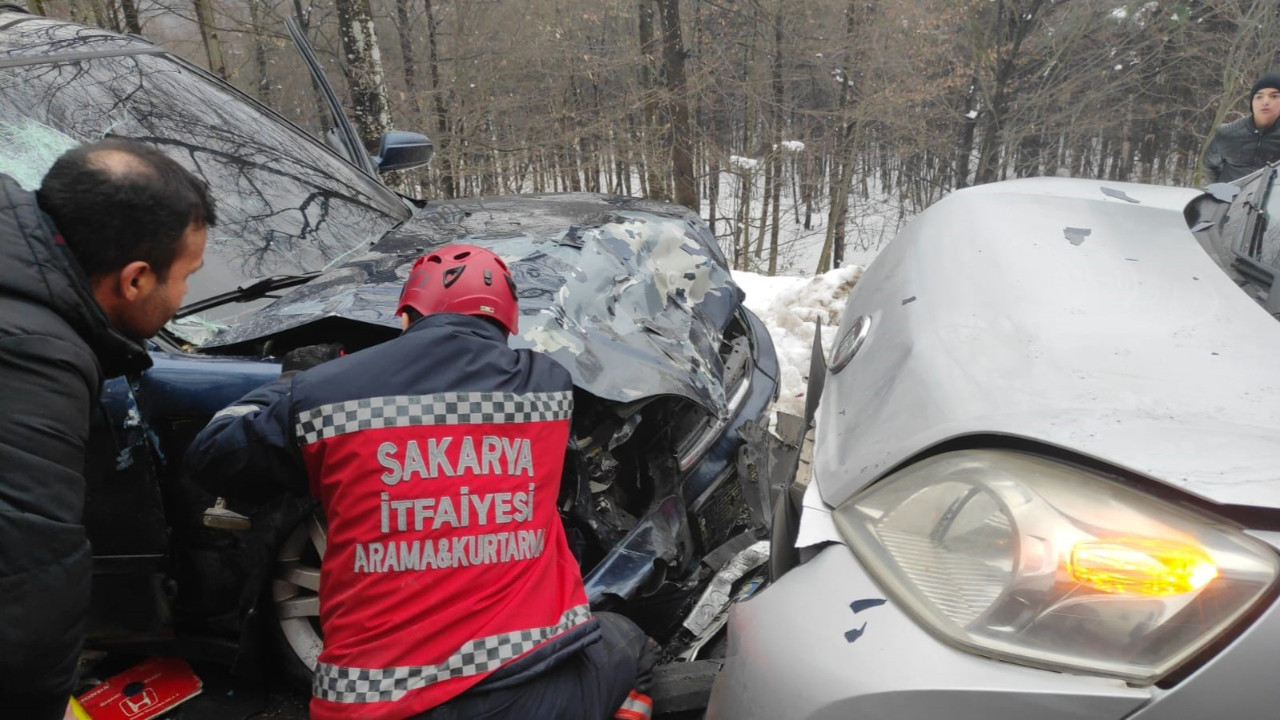 Alkollü sürücünün kontrolünden çıkan otomobil hafif ticari araca çarptı: 1'i bebek 5 yaralı