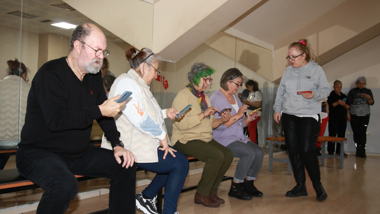 Kocaeli Büyükşehir Belediyesi'nin "Hayatın İçindeyim" projesiyle büyükler sahneye çıkacak