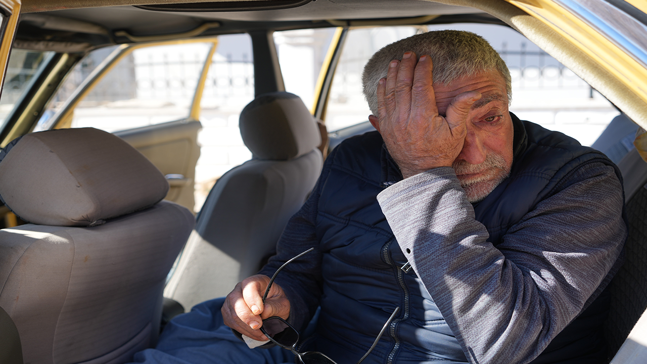 Sosyal medyadan tanışıp evlenen 62 yaşındaki adam, 4 aydır hayatını arabasının içinde geçiriyor