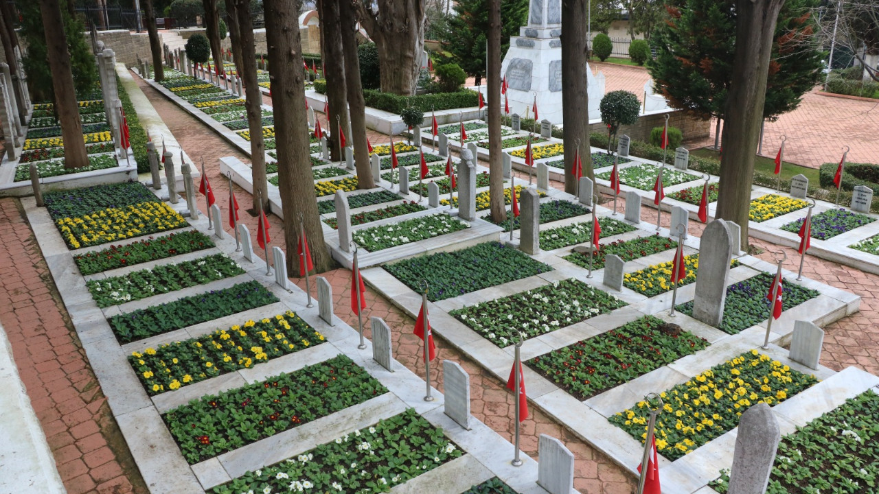 Şehitliklerde çiçekler açtı