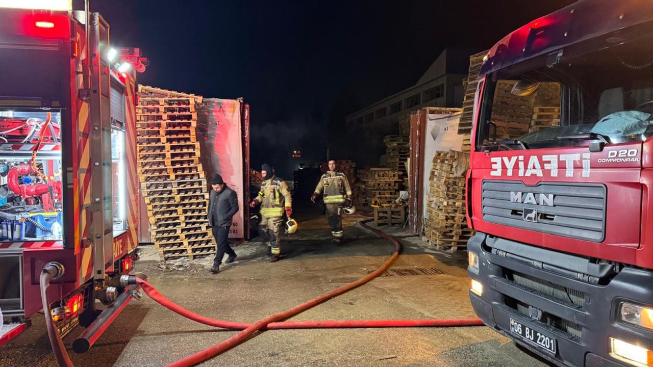 Ankara'da yangın: Palet fabrikası alevlerin esiri oldu!