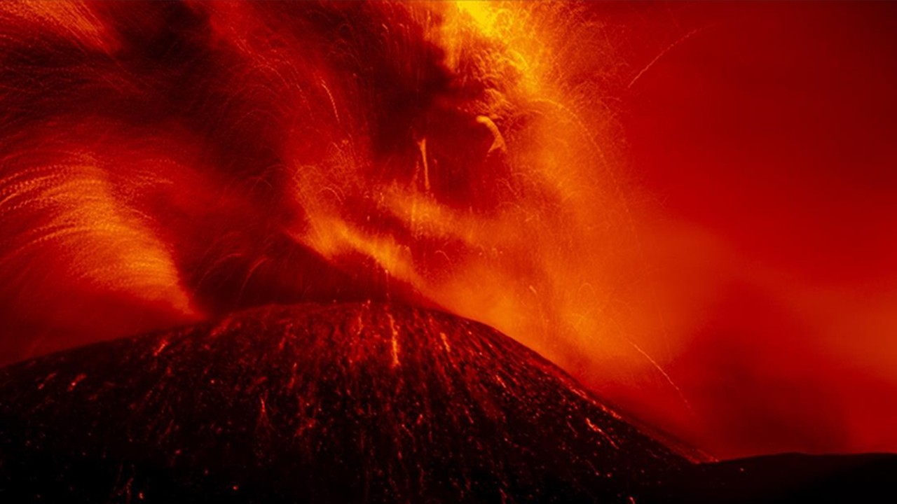 Etna Yanardağı'nın kül püskürtmesi hava ulaşımını da etkiledi