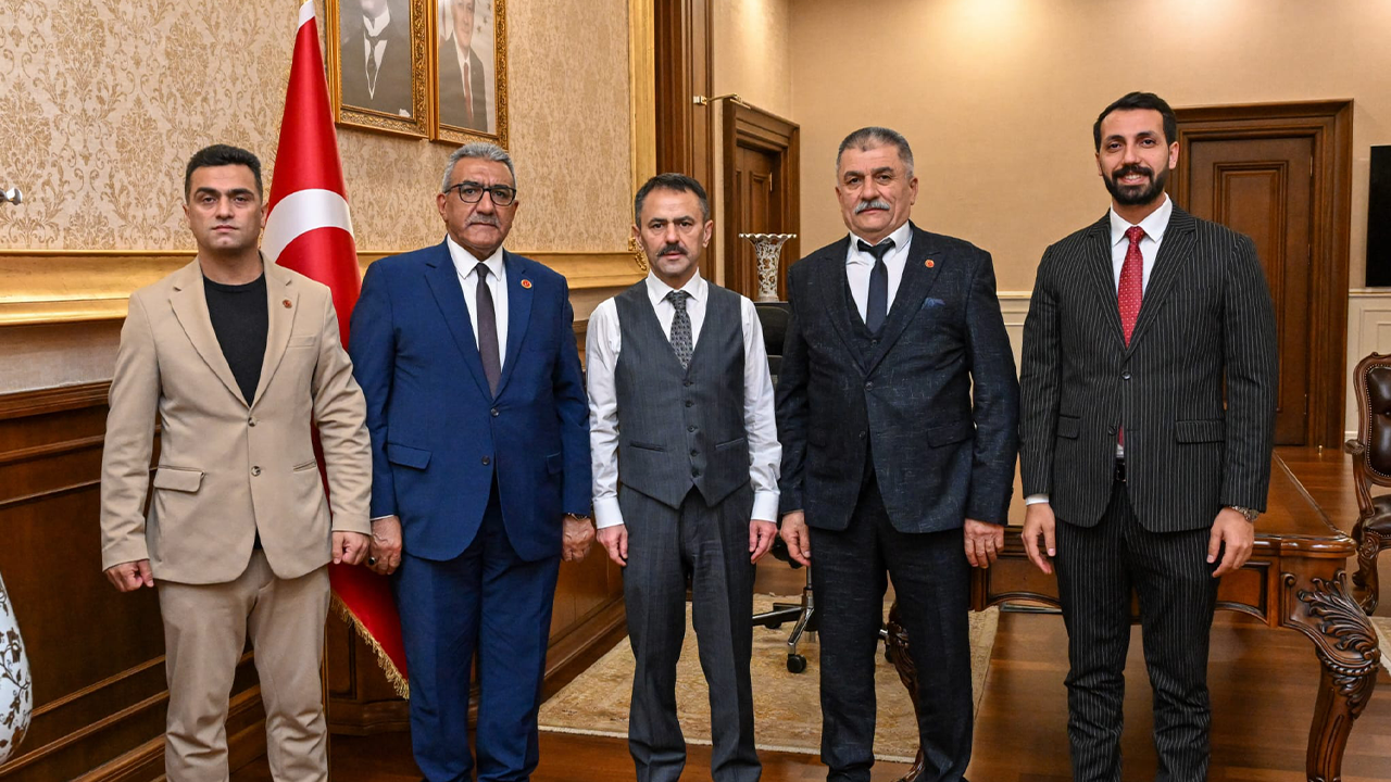 Dilovası mahalle muhtarları İlhami Aktaş’ı ziyaret etti