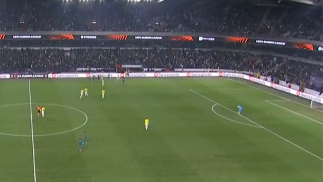 Anderlecht - Fenerbahçe maçında tribün olayları: Takımlar soyunma odasına girdi