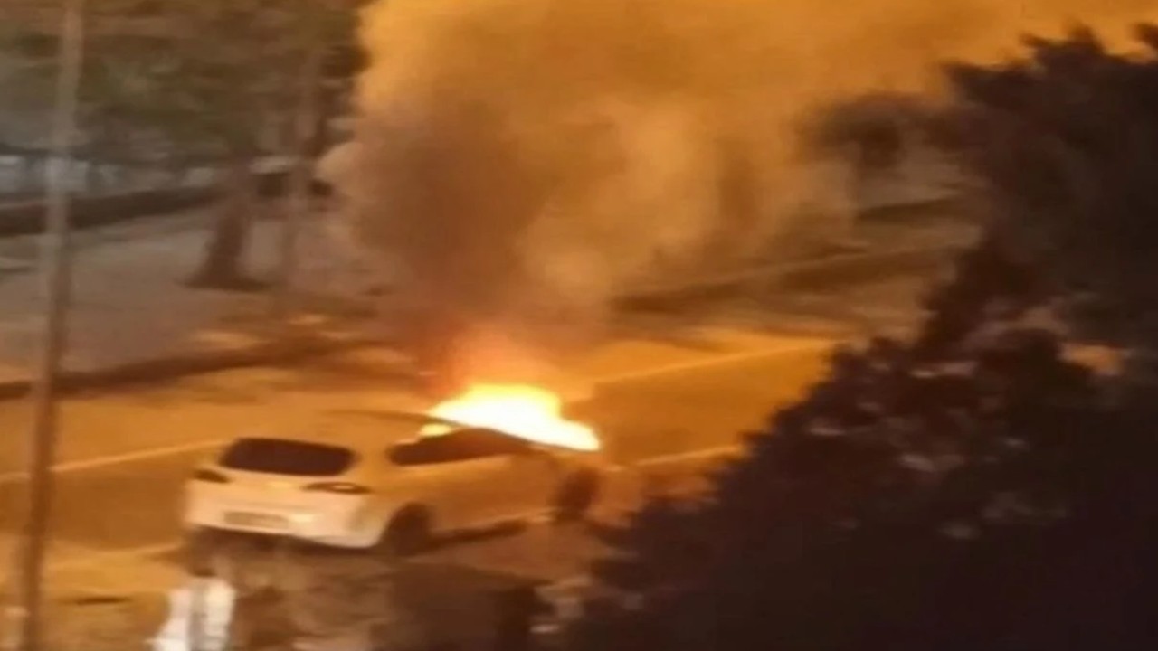 Batman'da korku dolu anlar: Seyir halindeki otomobil alev alev yandı!