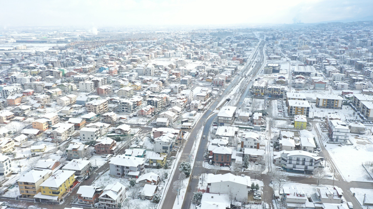 Başiskele'de ekipler karla mücadeleye devam ediyor