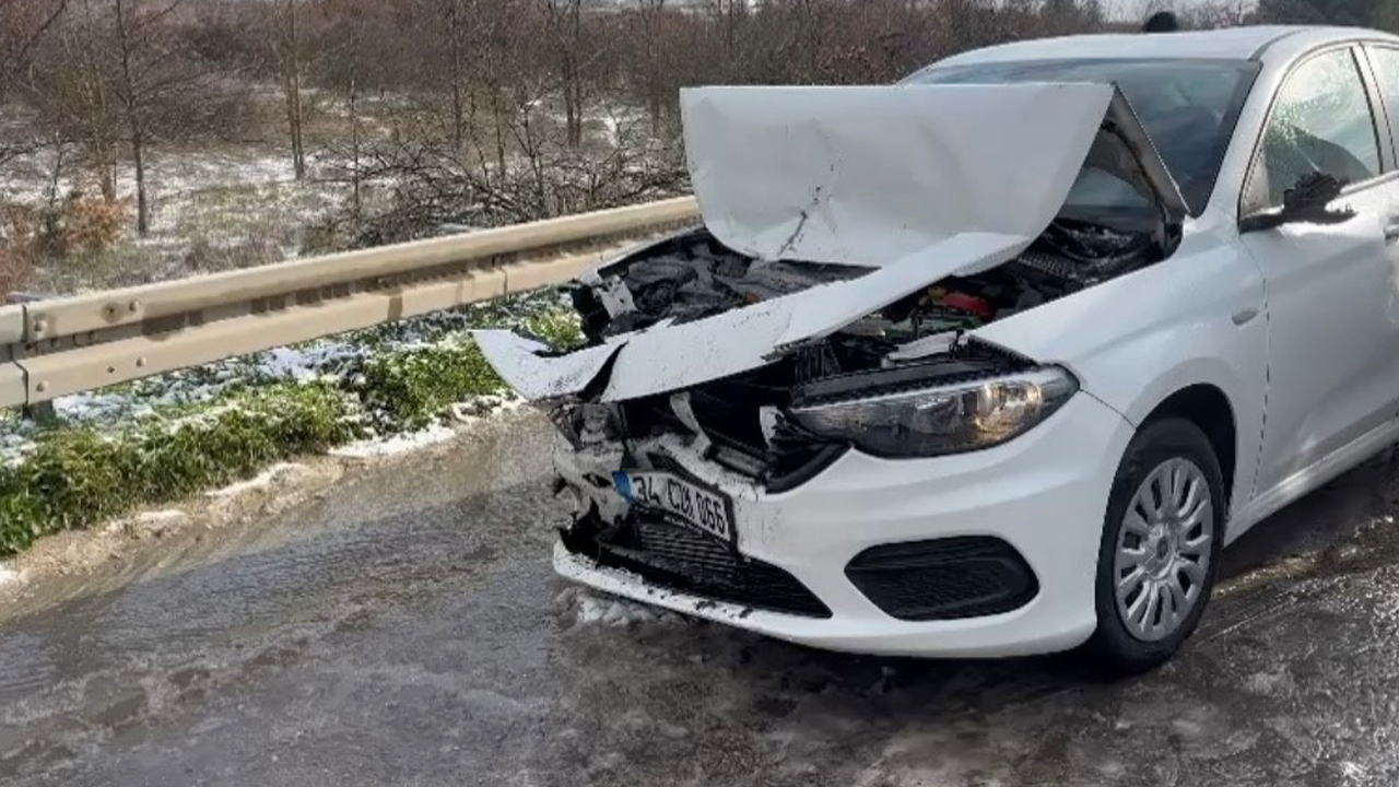 Karlı yolda 25 araç birbirine girdi