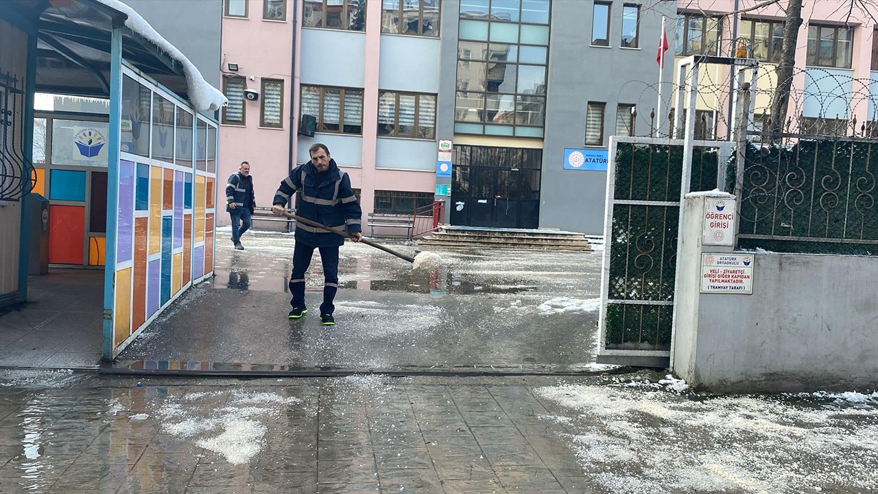İzmit Belediyesi karla mücadele çalışmalarına devam ediyor!