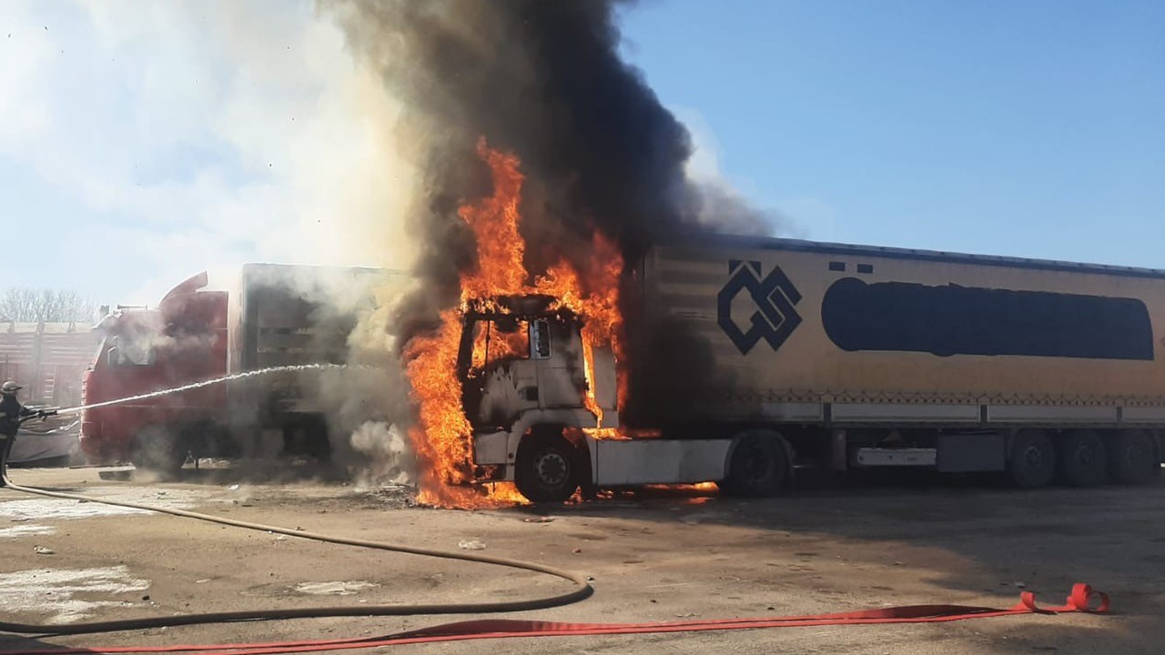 Eskişehir'de korku dolu anlar: TIR'lar peş peşe yanmaya başladı