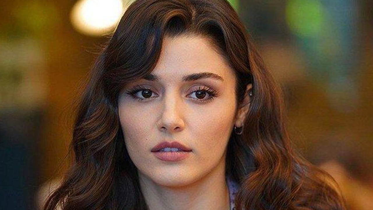 Hande Erçel defileden defileye koşuyor