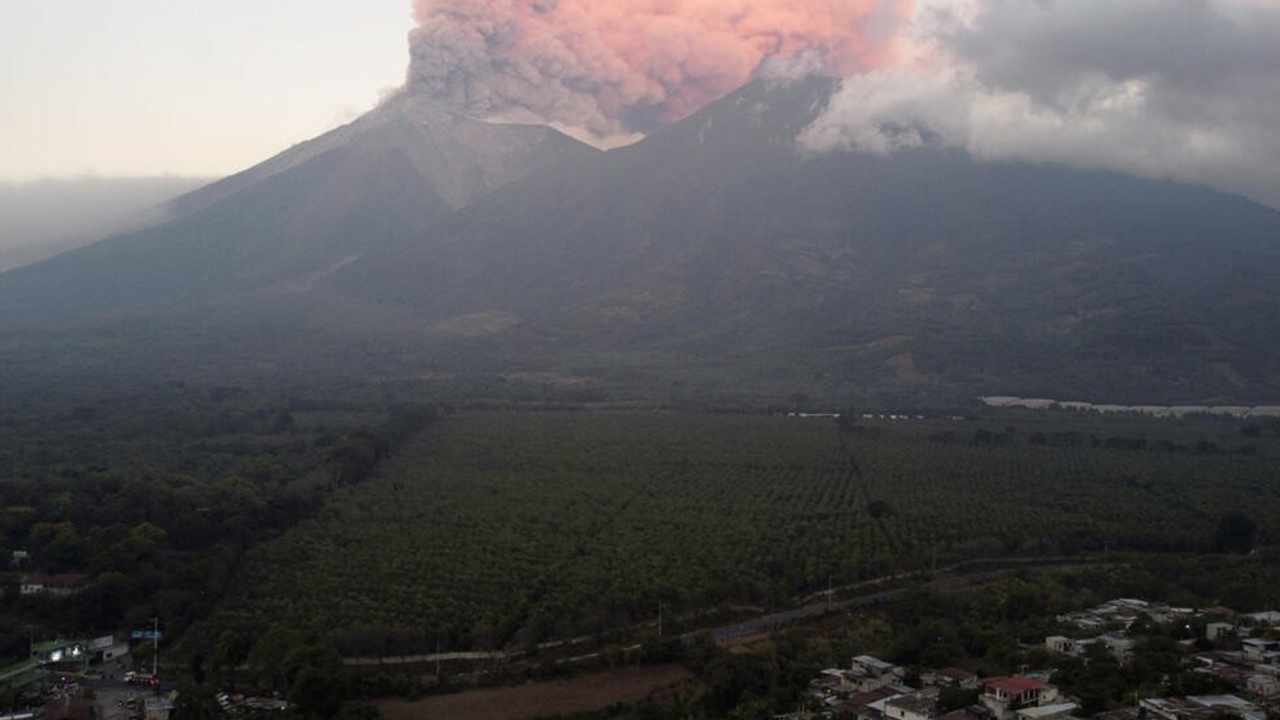 Fuego Yanardağı’nda patlama meydana geldi!