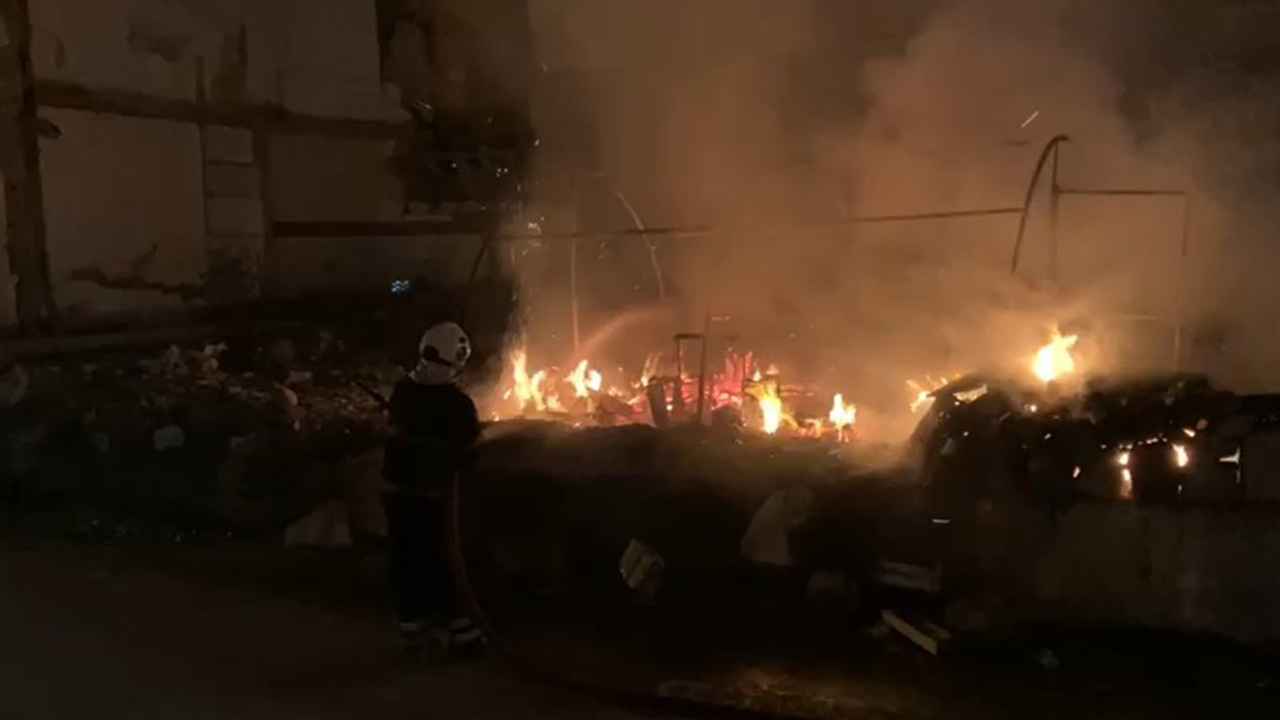 Kümes olarak kullanılan çadır alevlere teslim oldu