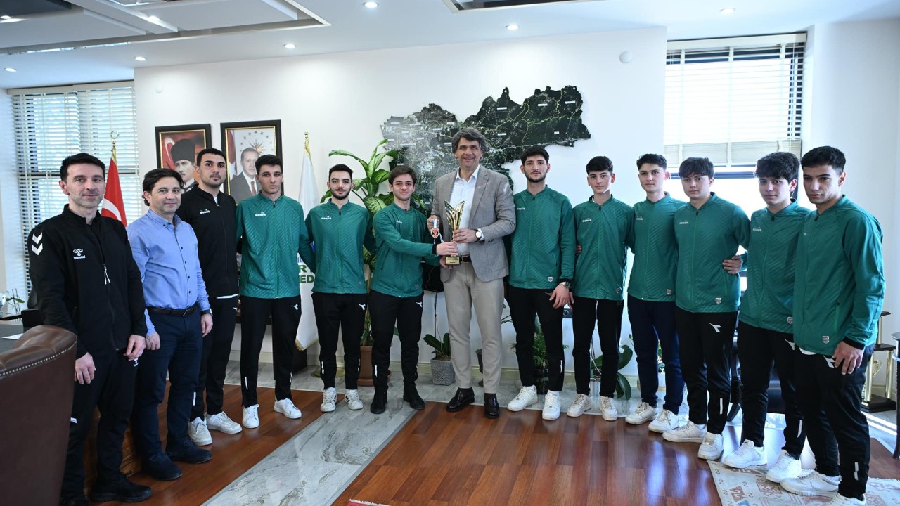 Kartepe Belediyespor Hokey Takımı şampiyonluk kupasını Mustafa Kocaman’a takdim etti