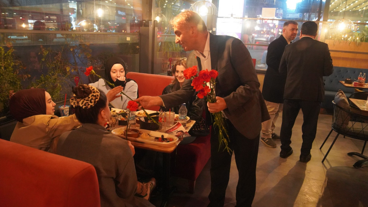 Saadet Partisi’nden gençlere karanfilli ziyaret