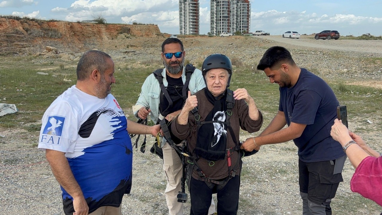 83 yaşında yamaç paraşütü ile uçtu!