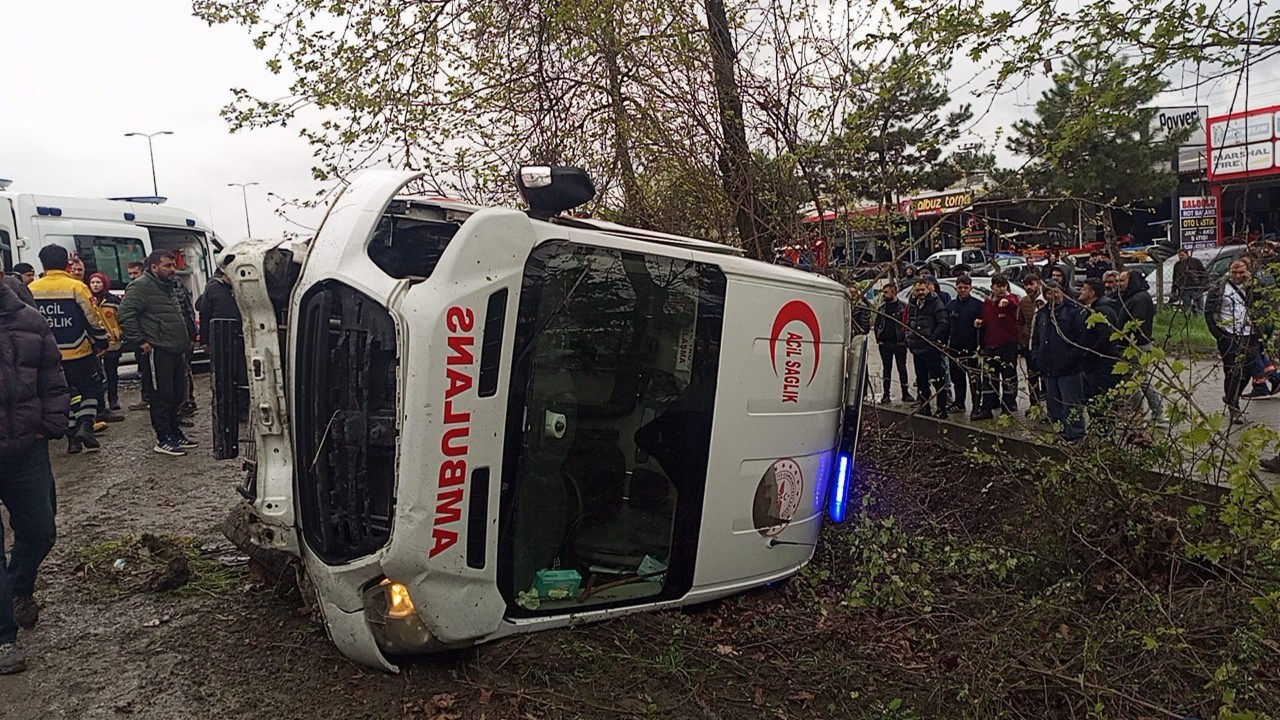 Ambulans ile otomobil çarpıştı: 6 yaralı