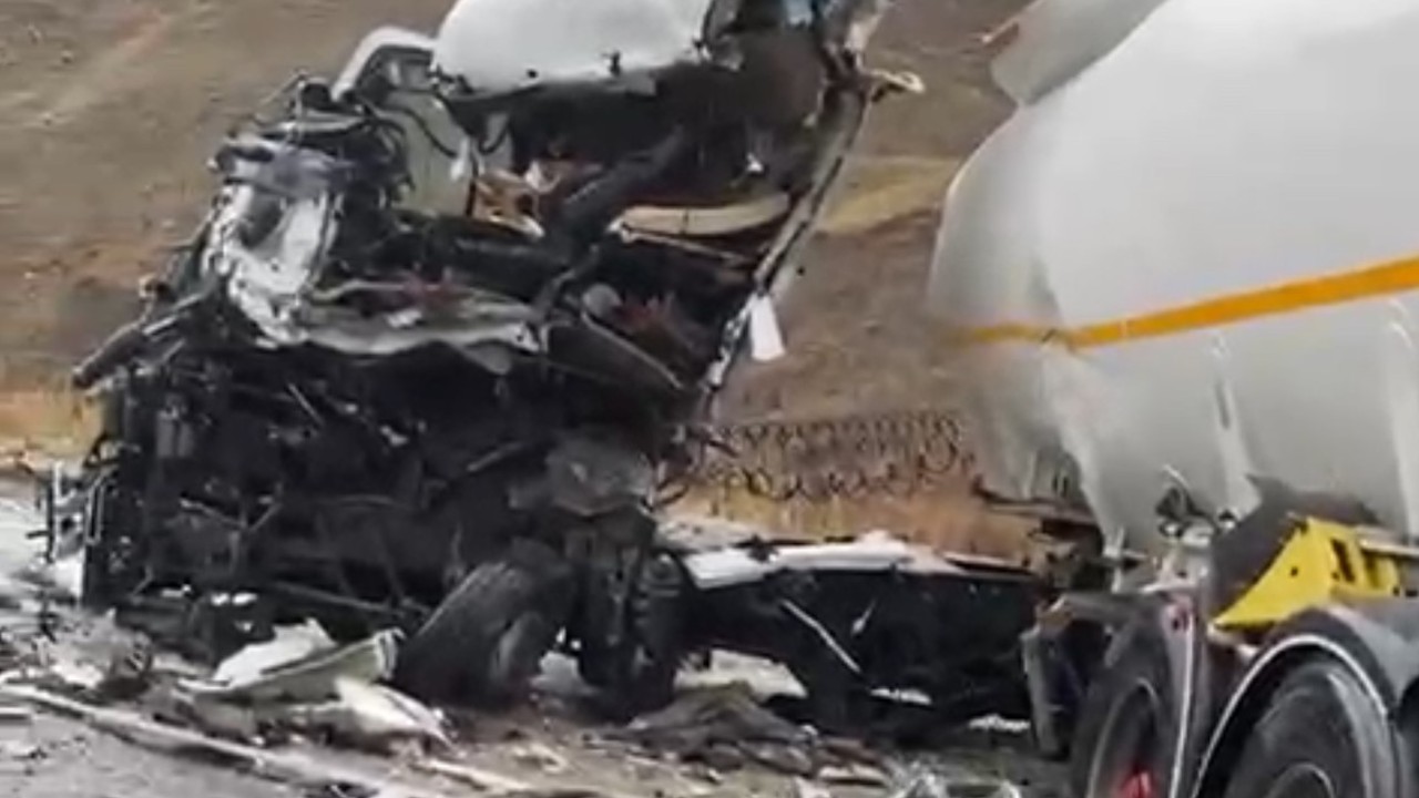 Hakkari'de korkutan kaza: Otobüsle tanker çarpıştı, onlarca yaralı var!
