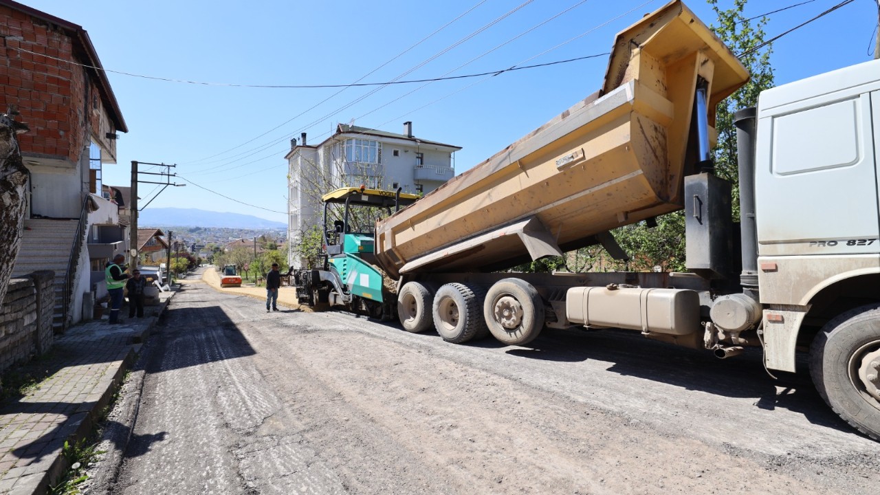 Başiskele’de asfalt mesaisi sürüyor