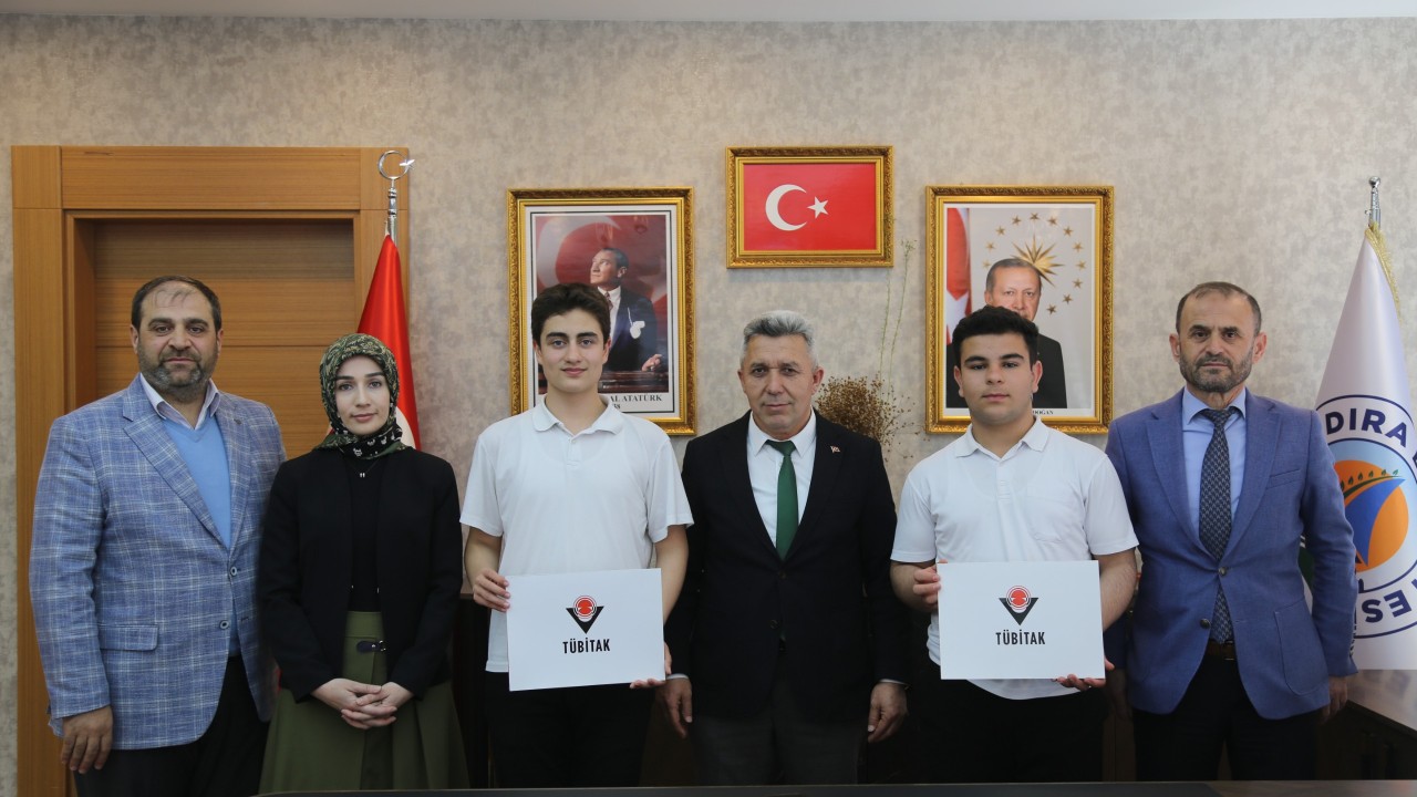 TÜBİTAK Araştırma Projeleri bölge ikincisi olan öğrenciler Erol Ölmez'i ziyaret etti