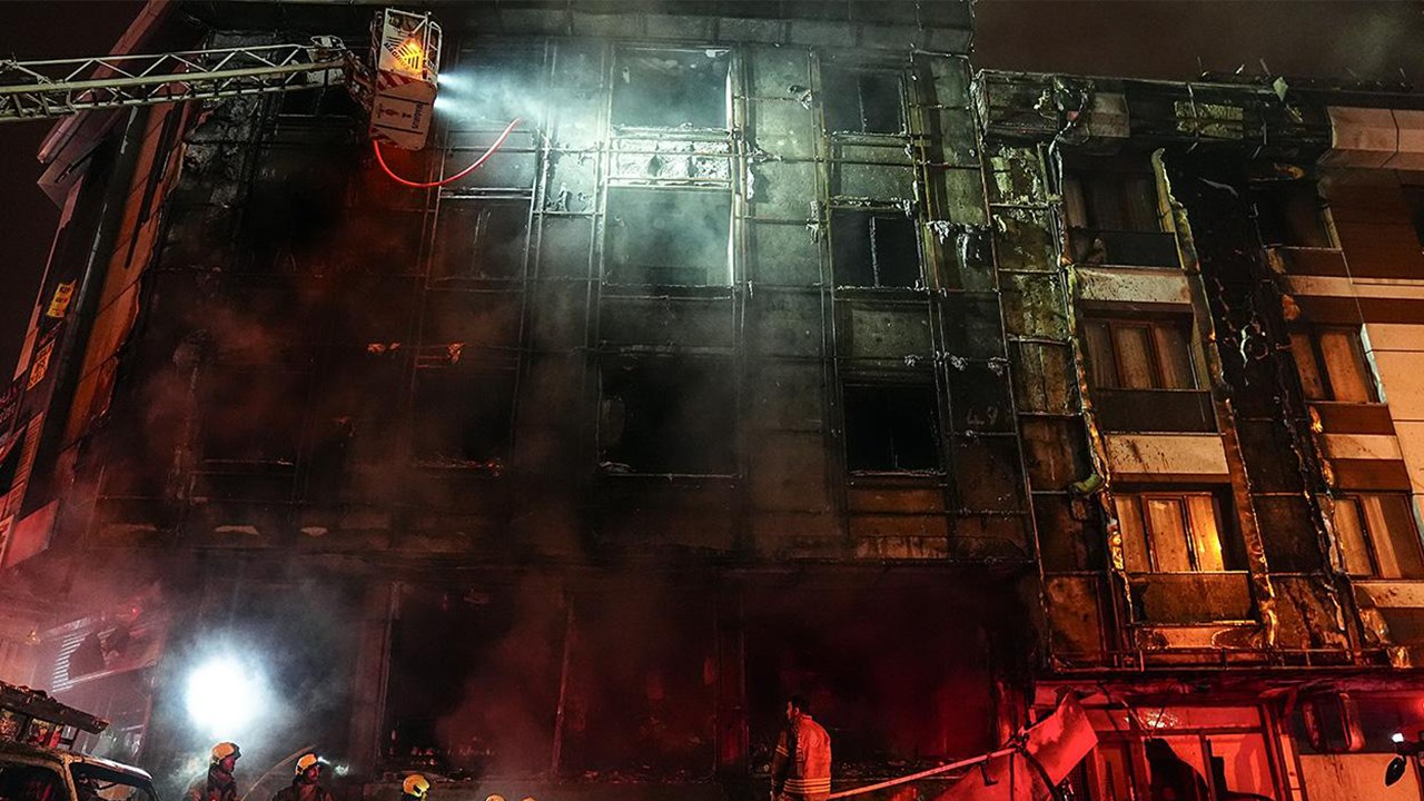 İstanbul'da faciayı aratmayan görüntüler: Alevler geceyi aydınlattı!