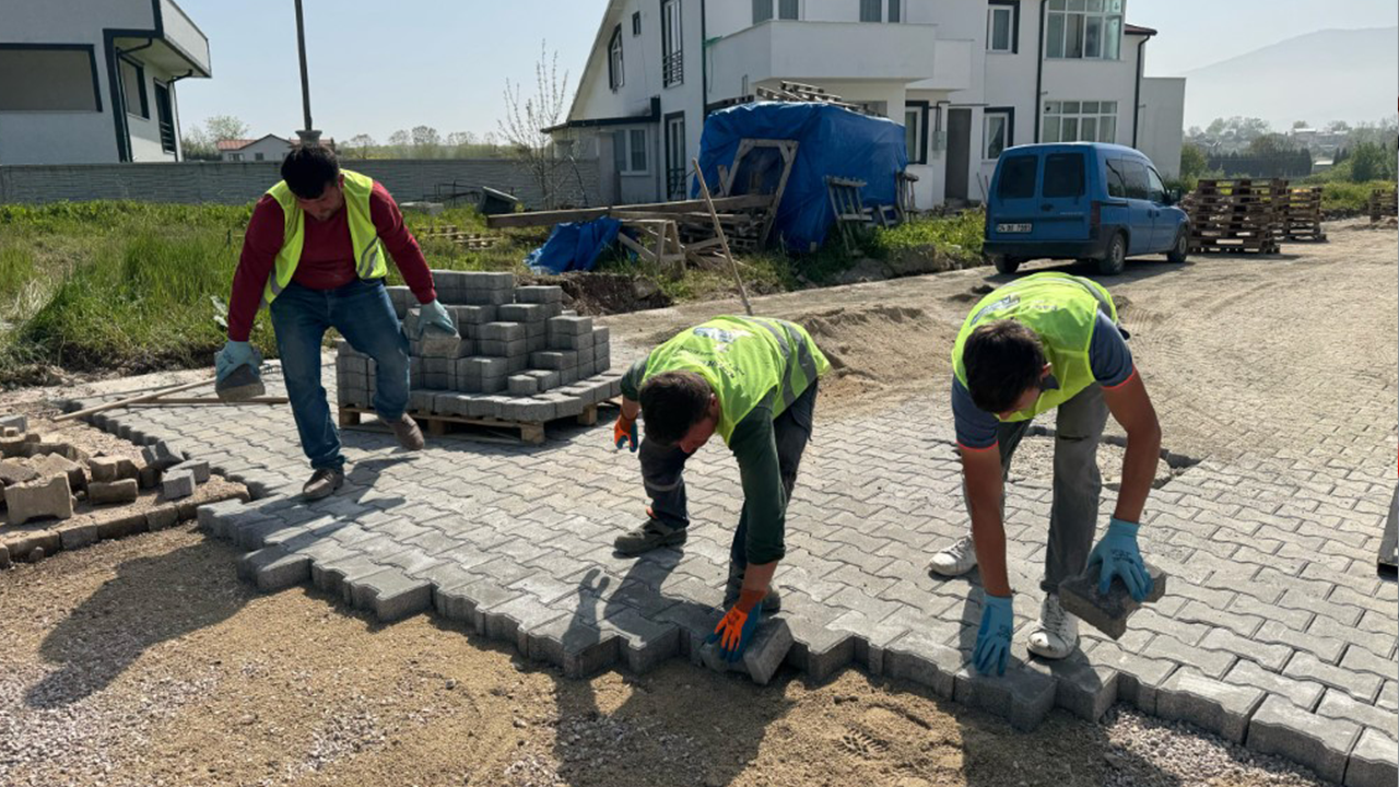 Kartepe Belediyesi’nden Acısu’da kapsamlı parke tamiratı