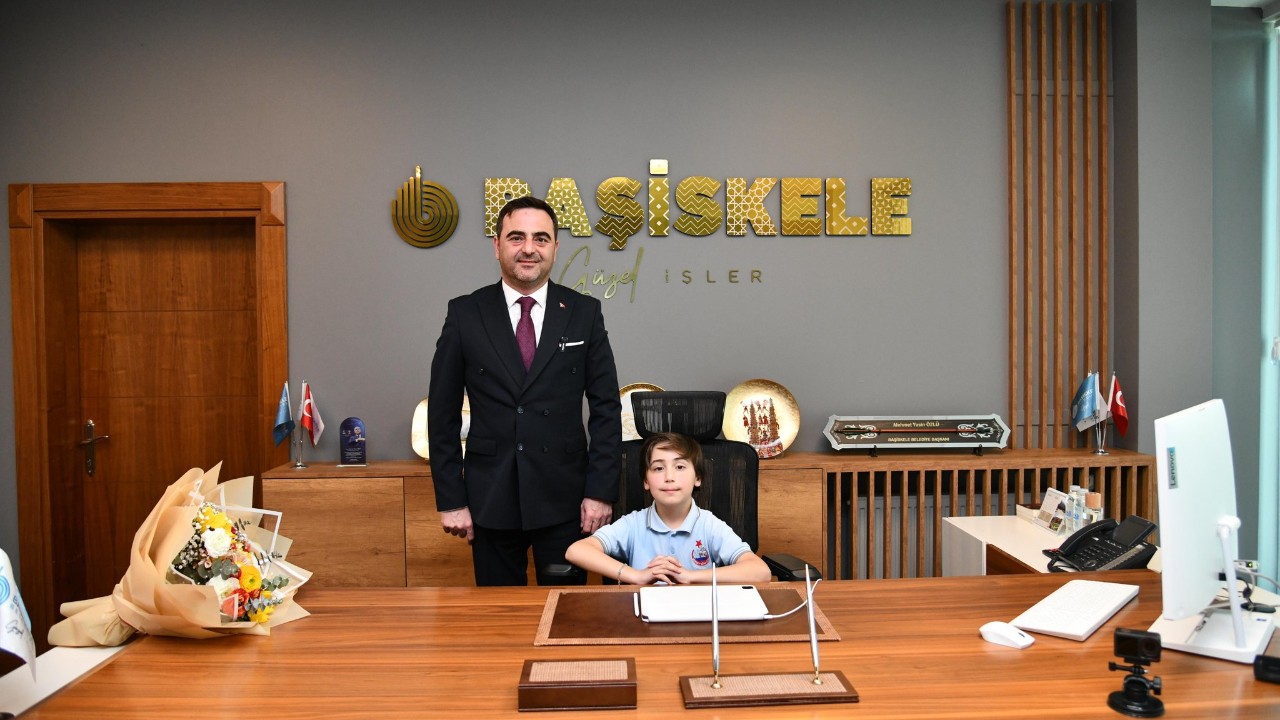 Yasin Özlü, koltuğunu minik Abdullah'a devretti