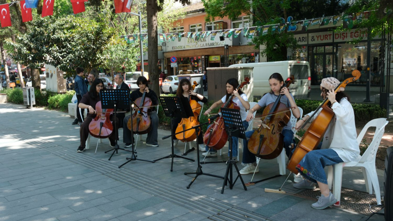Cumhuriyet Bulvarı’nda renkli sürpriz! ''Notalı Duraklar'' çocukları karşıladı
