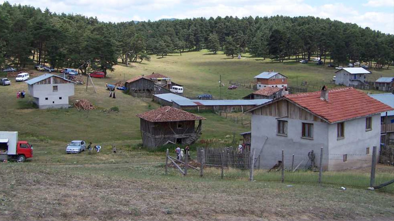 Yayla evinde yaşayan çift, bıçaklı saldırıya uğradı