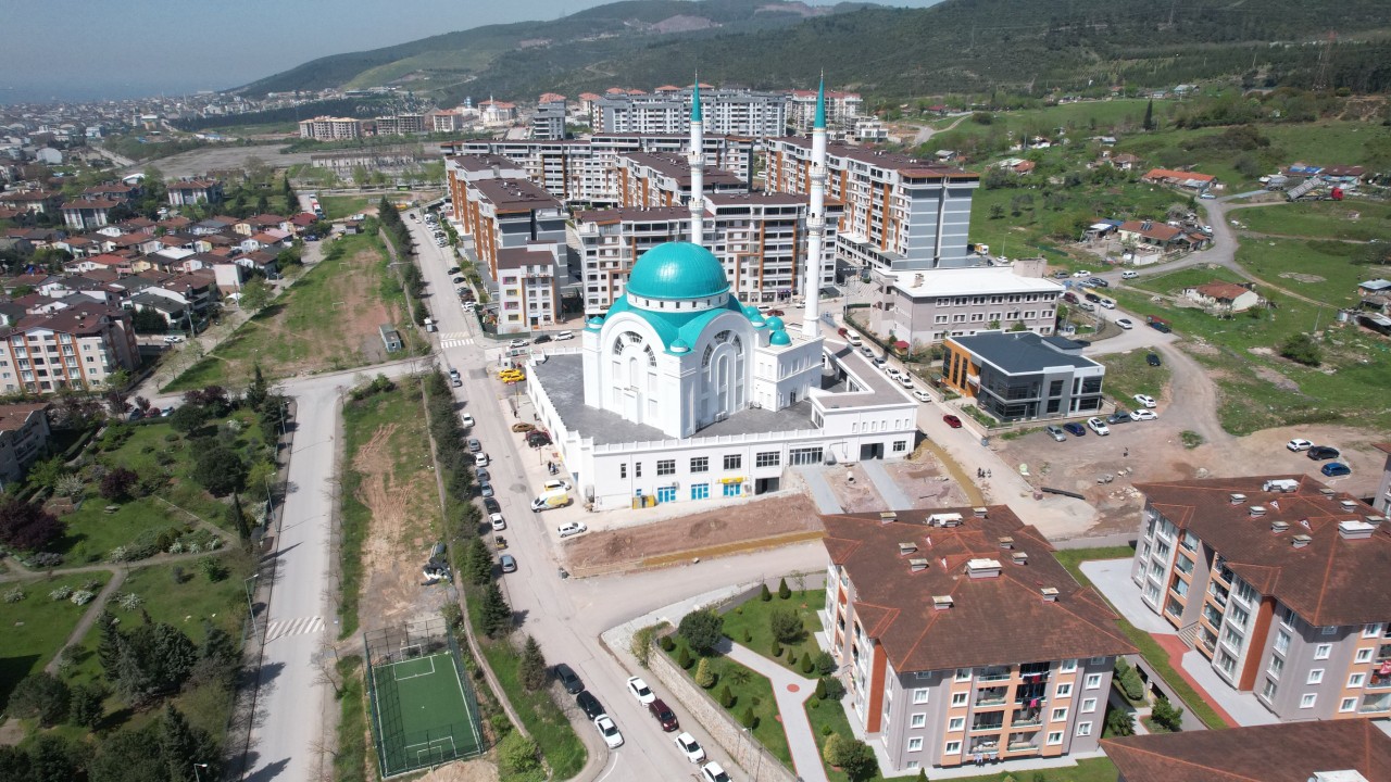 Derince Ahmet Yesevi Camii’nde çevre düzenlemesi