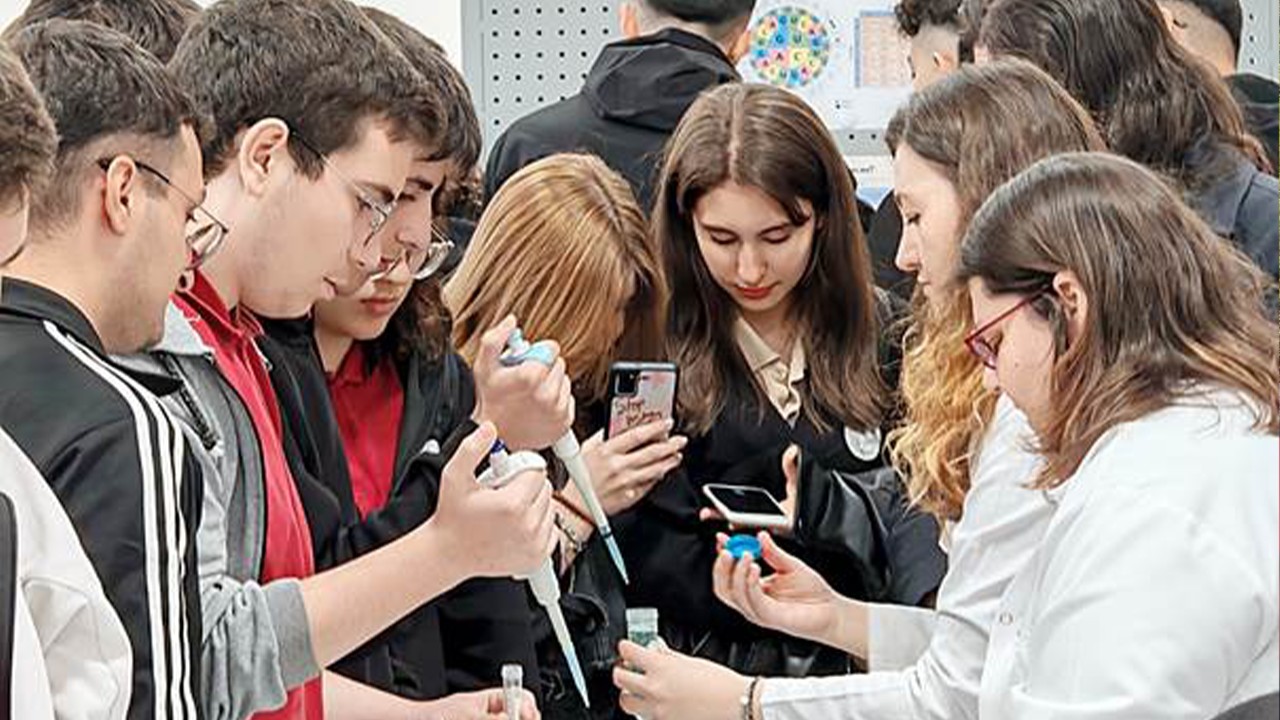 DNA Günü'nde gençler bilimin izinde buluştu